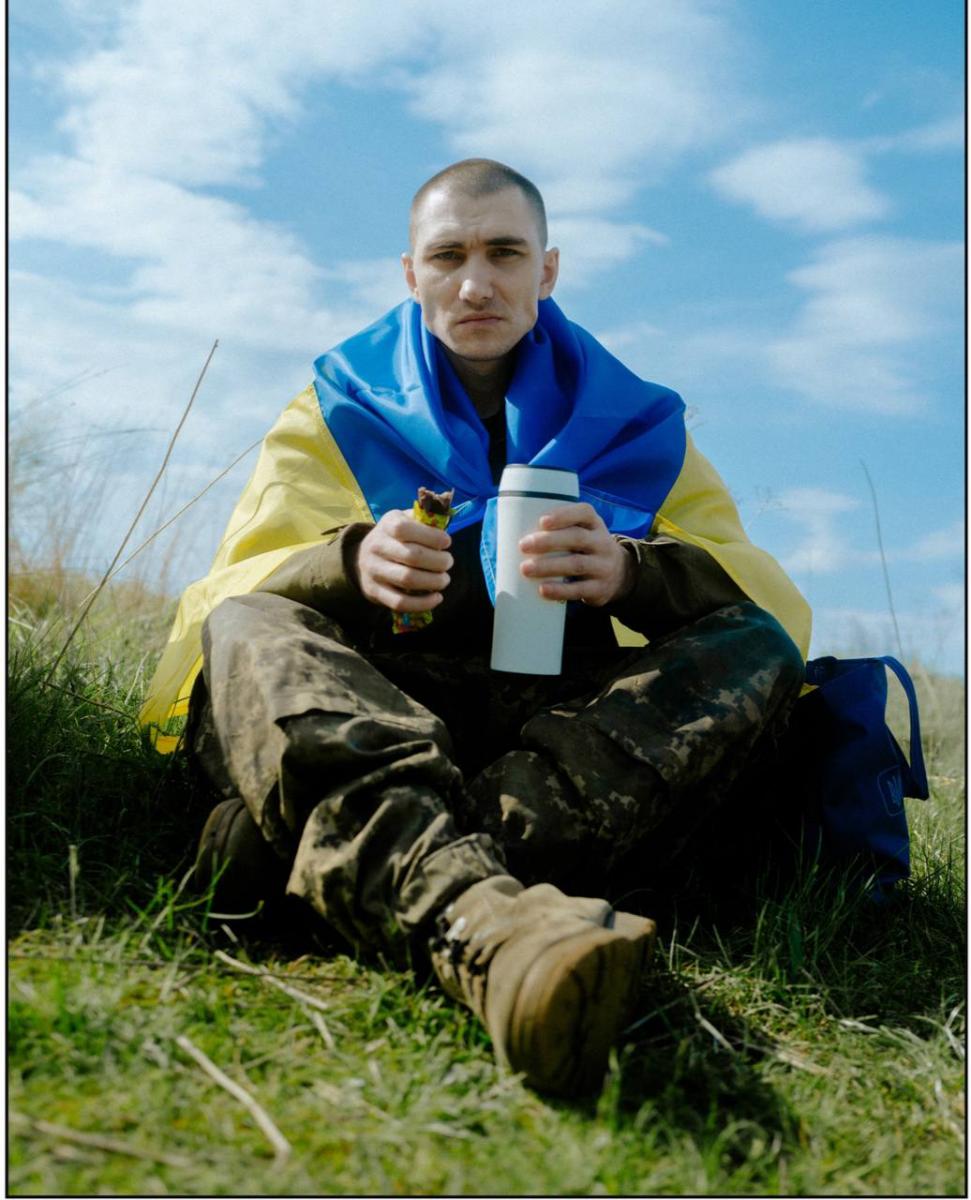 Плачуть навколішки і цілують землю: Україна повернула з полону 95 героїв