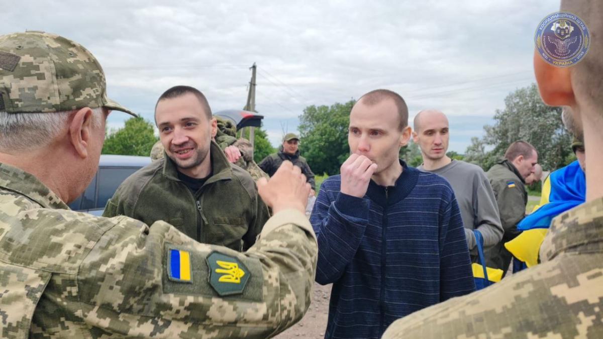 Плачуть навколішки і цілують землю: Україна повернула з полону 95 героїв