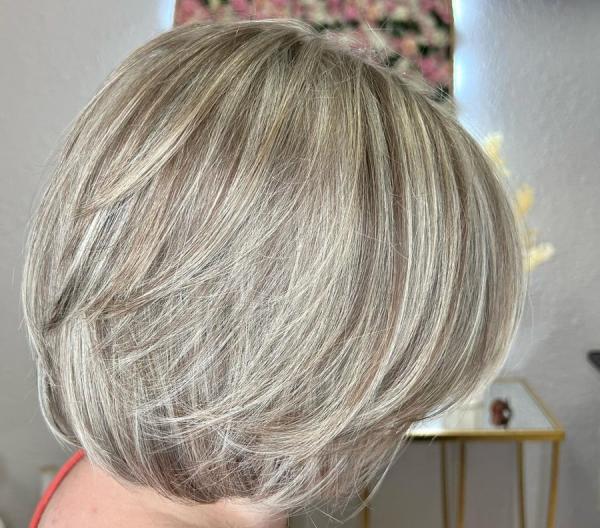 Який колір волосся омолоджує після 60 років: 6 типів фарбування, що все псують