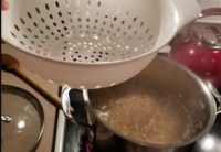 Жизнь не будет прежней: женщина показала, как правильно пользоваться дуршлагом