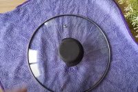 Нужна крышка и полотенце: женщина показала невероятный лайфхак для уборки