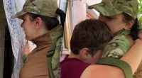 Плакав і не хотів відпускати: мама раптово повернулася до свого синочка з фронту