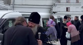 Довольный Паша-мерседес явился в Лавру: ему целуют руки, а он воркует