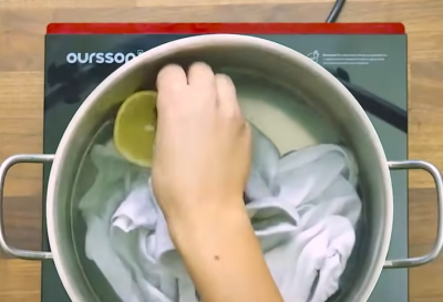 Женщина вскипятила белую футболку с ломтиками лимона: результат шикарен