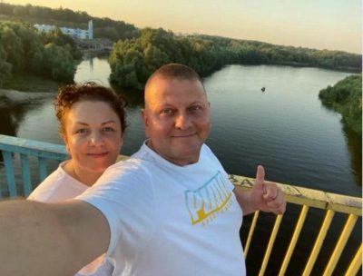 Пусть их Бог хранит: редкое фото веселого Залужного с женой очаровало украинцев