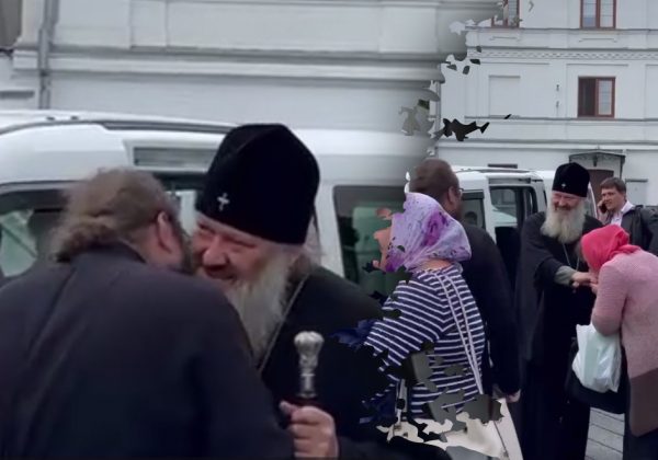 Довольный Паша-мерседес явился в Лавру: ему целуют руки, а он воркует