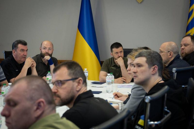 Зеленский провел срочное заседание СНБО из-за подрыва Каховской ГЭС: что решили
