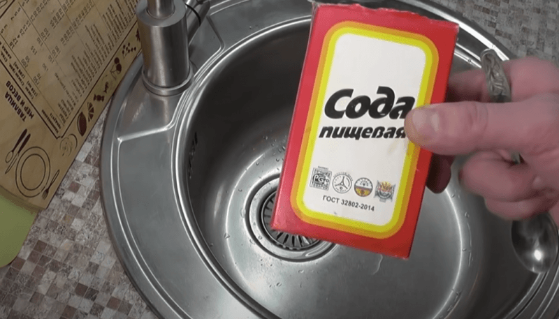 Результат вражає: що буде, якщо насипати соду в раковину