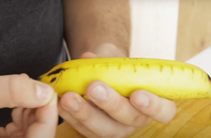 Настоящая магия: мужчина показал забавный лайфхак с иголкой и бананом