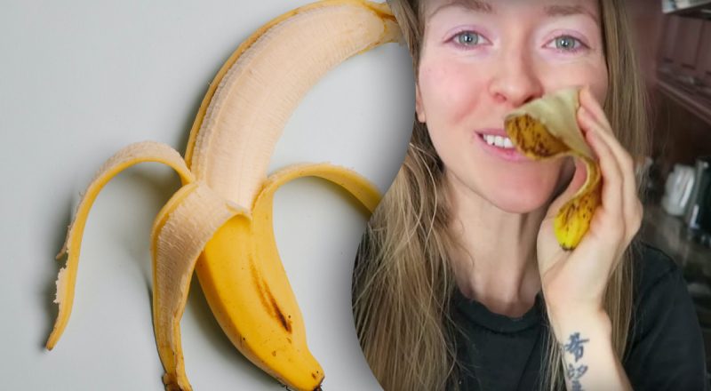 Жінка регулярно натирає обличчя банановою шкіркою і показала дивовижний ефект