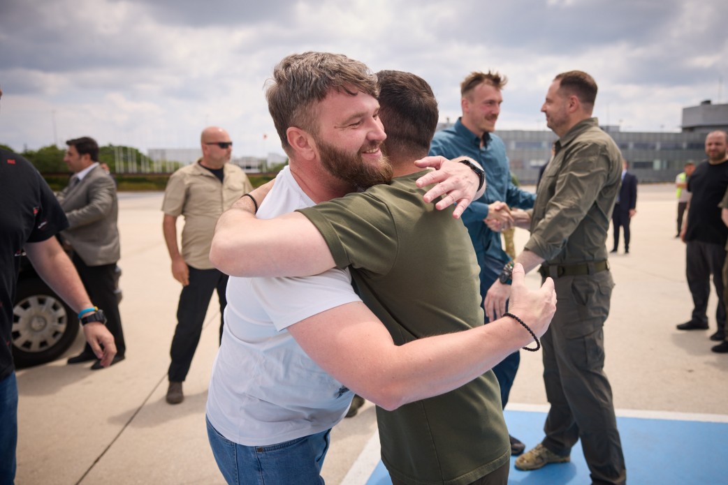 Повернення командирів оборони "Азовсталі" в Україну Повернення командирів оборони "Азовсталі" в Україну