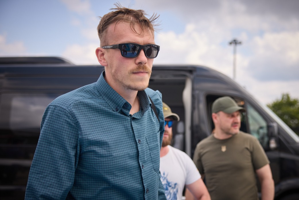 Повернення командирів оборони "Азовсталі" в Україну Повернення командирів оборони "Азовсталі" в Україну