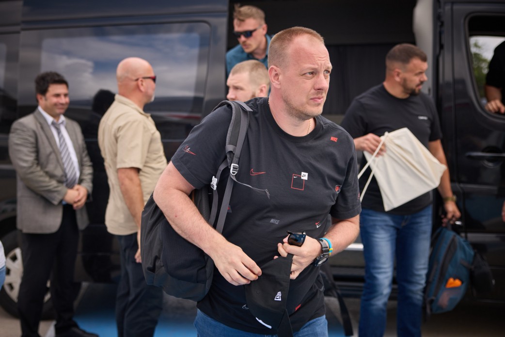 Повернення командирів оборони "Азовсталі" в Україну Повернення командирів оборони "Азовсталі" в Україну