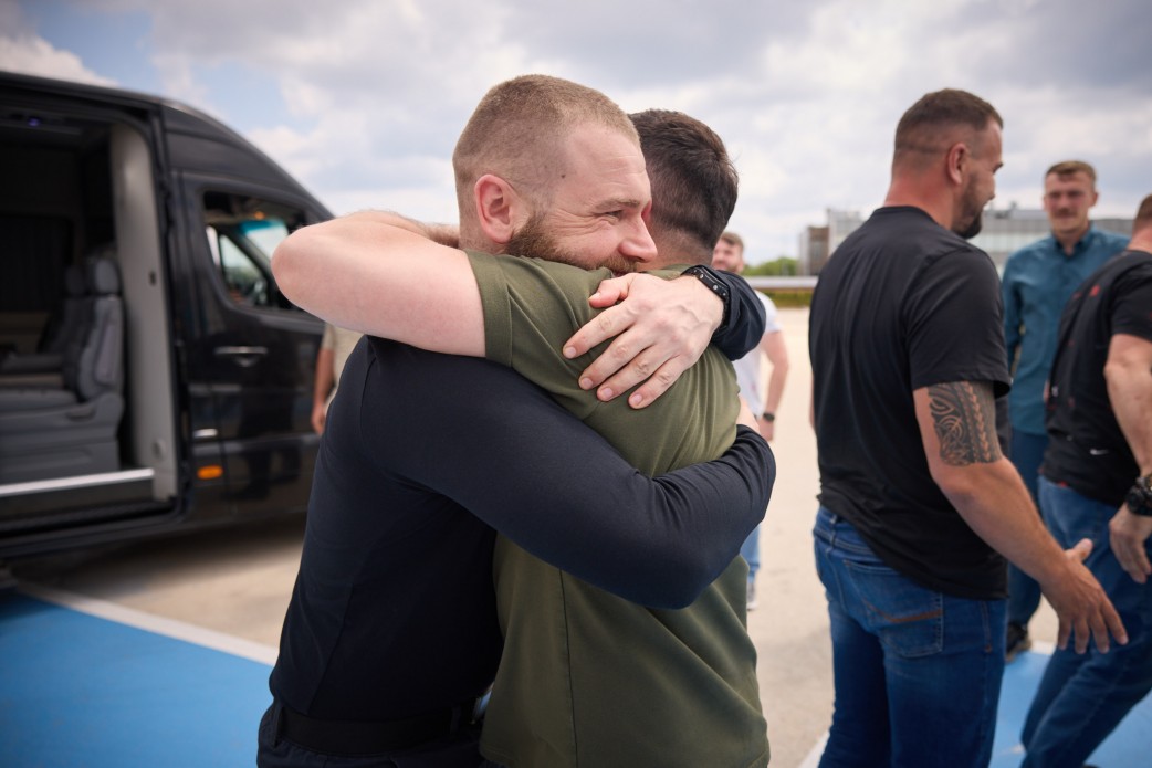 Повернення командирів оборони "Азовсталі" в Україну Повернення командирів оборони "Азовсталі" в Україну