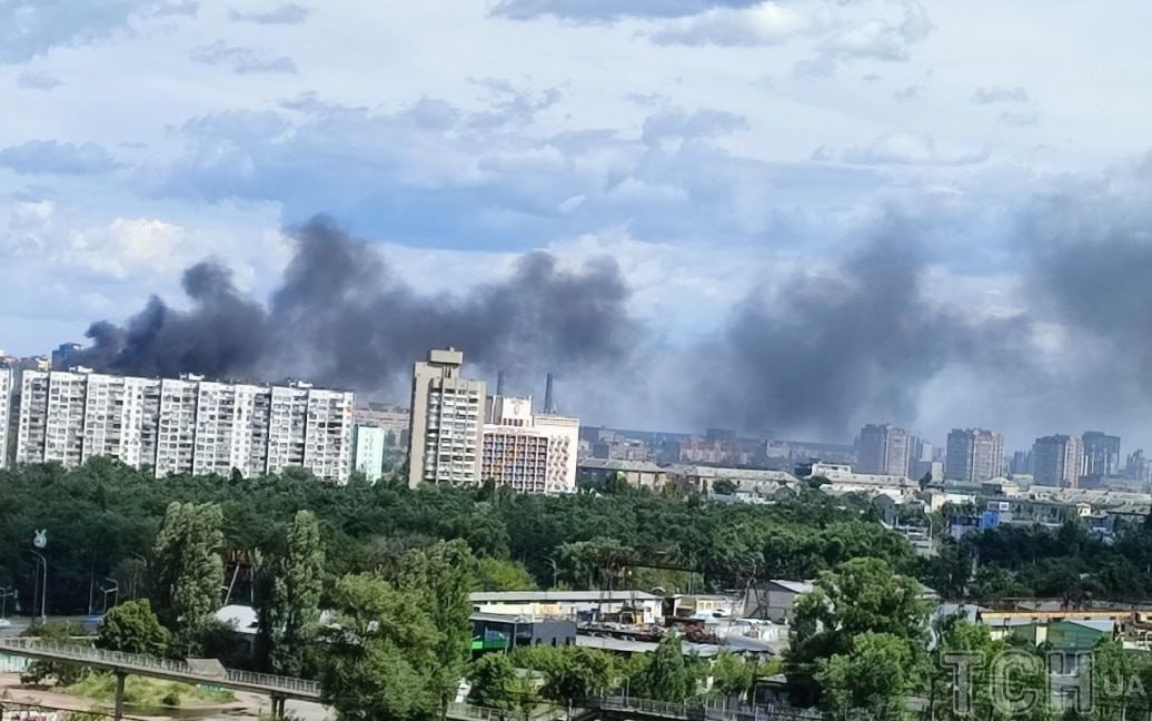 Все в чорному диму: у Києві потужна пожежа на АЗС, багато постраждалих