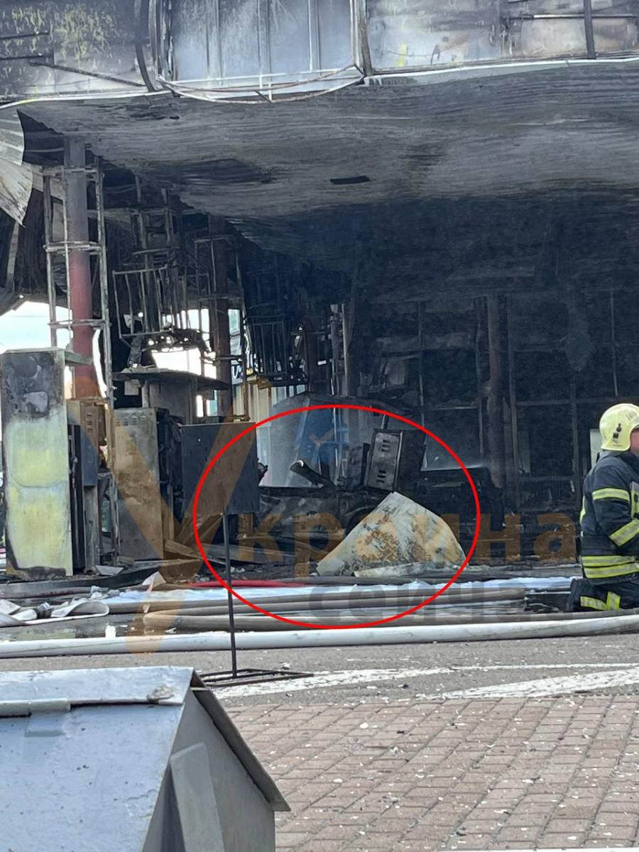 Авто влетело в АЗС Авто влетело в АЗС