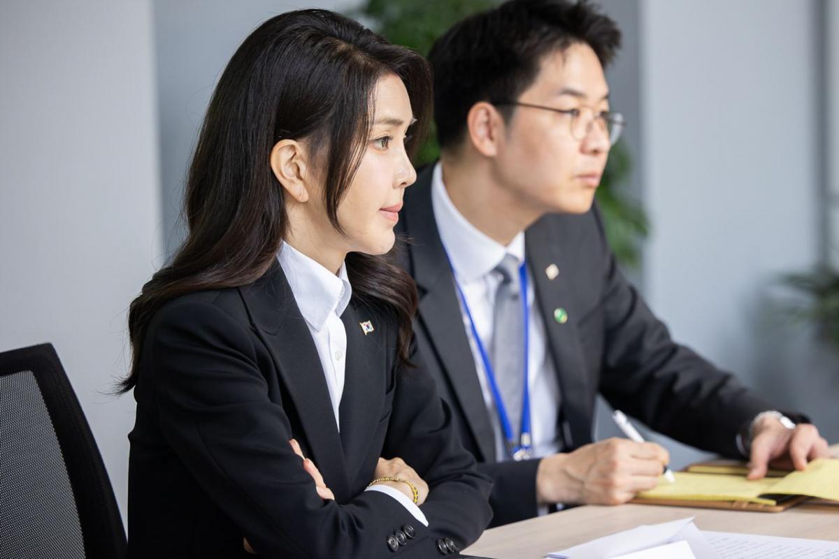 'Як лялька': 50-річна перша леді Південної Кореї показала модний хіт 2023 року у Києві