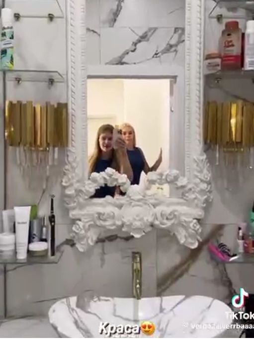 Слідом за машиною: блогерка Верба показала свою кітчеву квартиру Слідом за машиною: блогерка Верба показала свою кітчеву квартиру