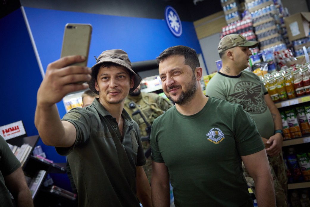 Володимир Зеленський поїхав до Бахмута Володимир Зеленський поїхав до Бахмута