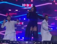 Уберите детей от экрана: полная певица Бьянка забыла надеть часть костюма сзади