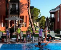 Розважає новеньку: дочка Лорак в купальнику станцювала для нової дружини тата