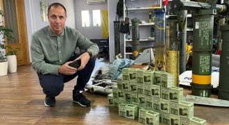 Директор Мультиплекса Романчук показал закупленные для нужд ВСУ лазерные дальномеры