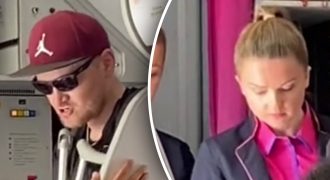 Наш ветеран полтора часа простоял на костылях и протезе в самолете, его выгнали