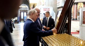 Замаливал грехи: Путин пошел ставить свечки в храм сразу после удара по Одессе