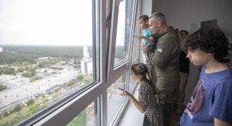 Кличко: Киев закупил для переселенцев квартиры площадью 6000 кв. м, первые семьи получили ключи