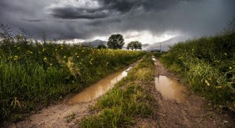 В Украину ворвется жара, но грозы не отступают: какие регионы будет "заливать"