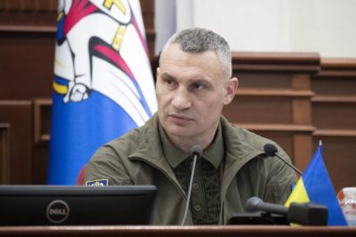 За ініціативи Кличка киянам з інвалідністю по слуху видали смарт-годинники, які сповіщатимуть про повітряну тривогу