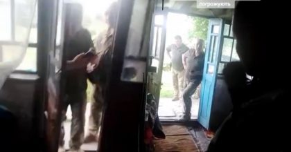 Угрожали поломать ногу: сотрудники ТЦК ворвались в частный дом