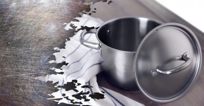 Царапины исчезнут на глазах: как отполировать кастрюлю из нержавейки - супер-трюк