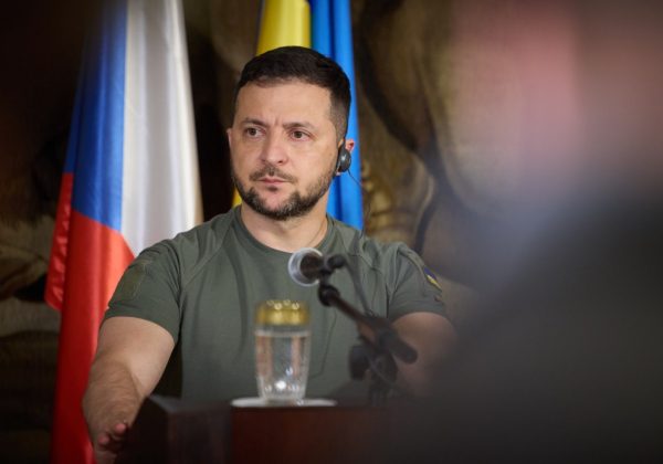 Военкомы и чиновники наглеют в тылу, будут новые громкие дела - Зеленский
