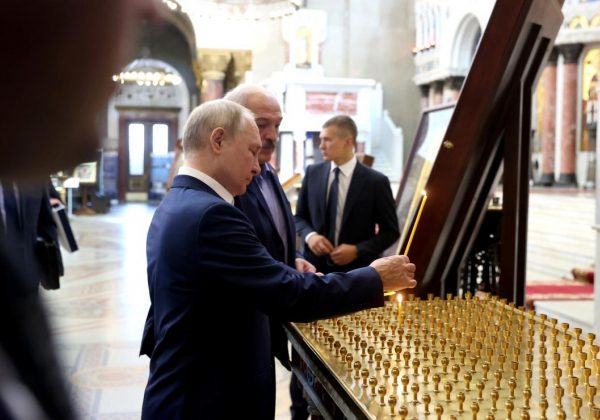 Замолював гріхи: Путін пішов ставити свічки в храм відразу після удару по Одесі