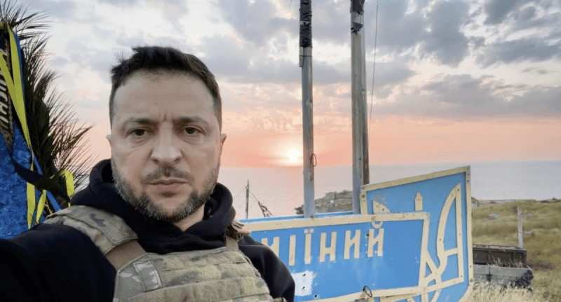 Зеленський приїхав на острів Зміїний у 500-й день повномасштабної війни з РФ