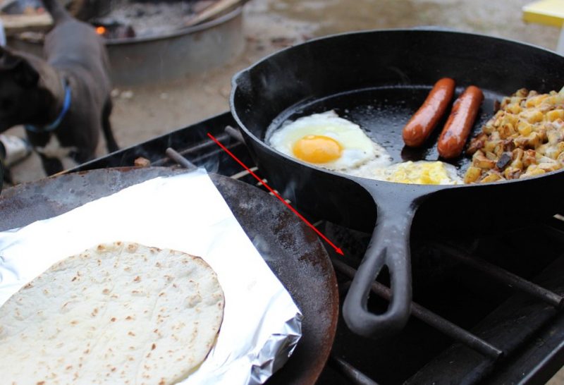 Об этом знают единицы: зачем на самом деле делают отверстие в ручке сковороды