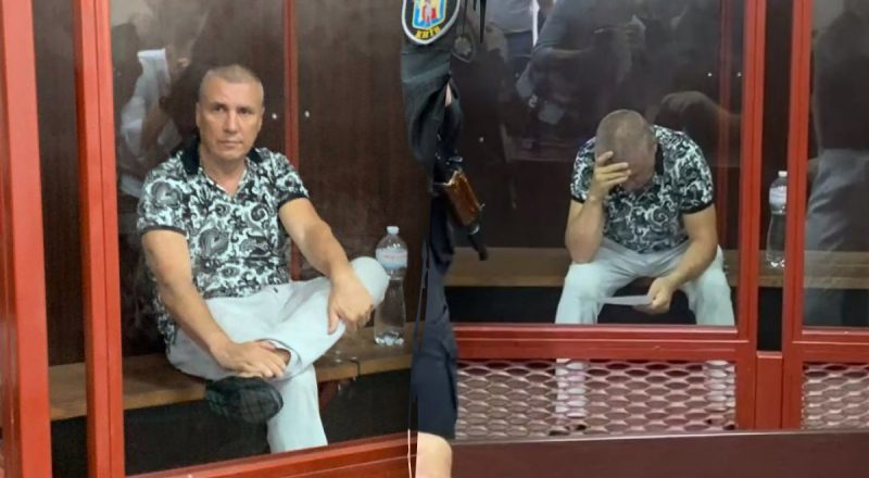 Сидить з опущеною головою: одеського "багатого" ексвоєнкома привезли до суду