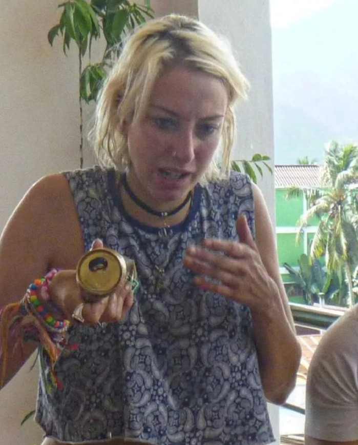 Дівчина пила по 2 пляшки горілки в день Дівчина пила по 2 пляшки горілки в день