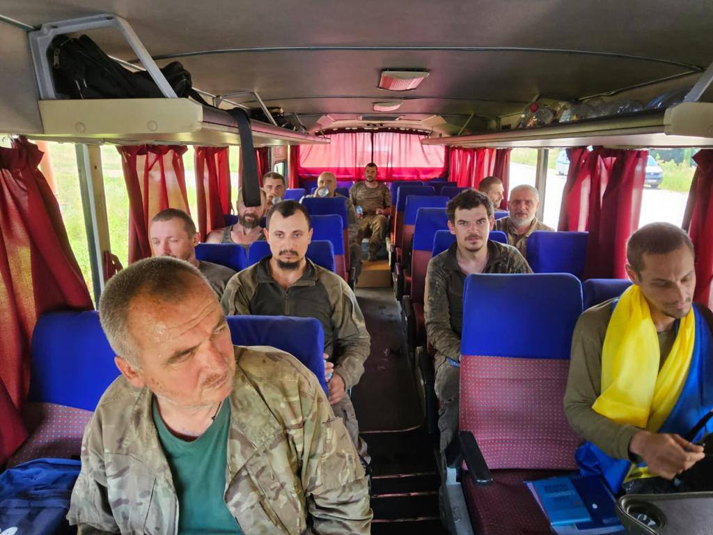 Україна повернула додому з полону ще 22 захисники, серед них є поранені Україна повернула додому з полону ще 22 захисники, серед них є поранені
