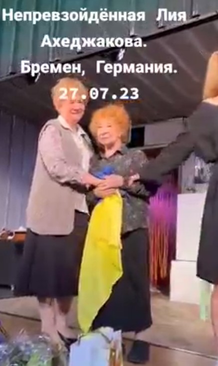 Лія Ахеджакова вийшла на сцену з українським прапором
