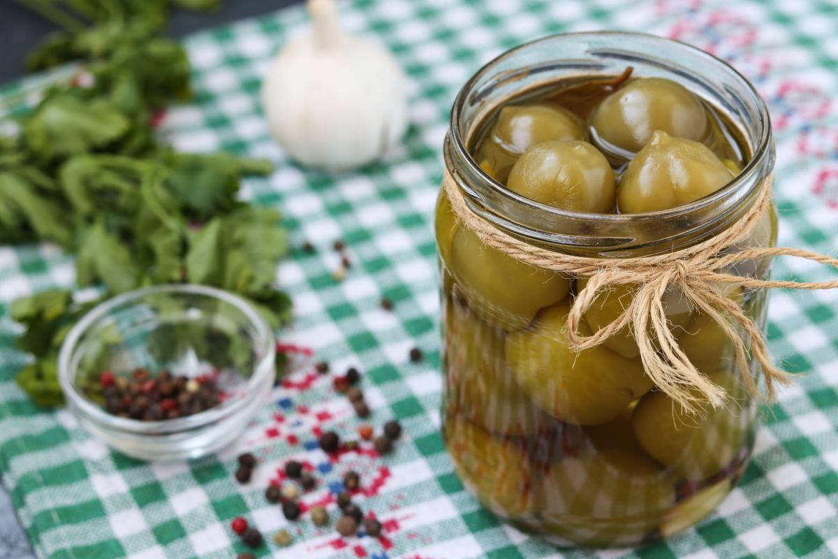 Безумно вкусные зеленые помидоры - закуска за 1 день, рецепт на зиму -  Главред