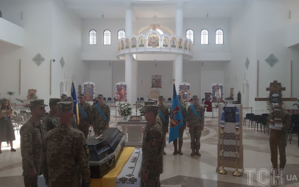 Прощання із загиблим пілотом у Києві