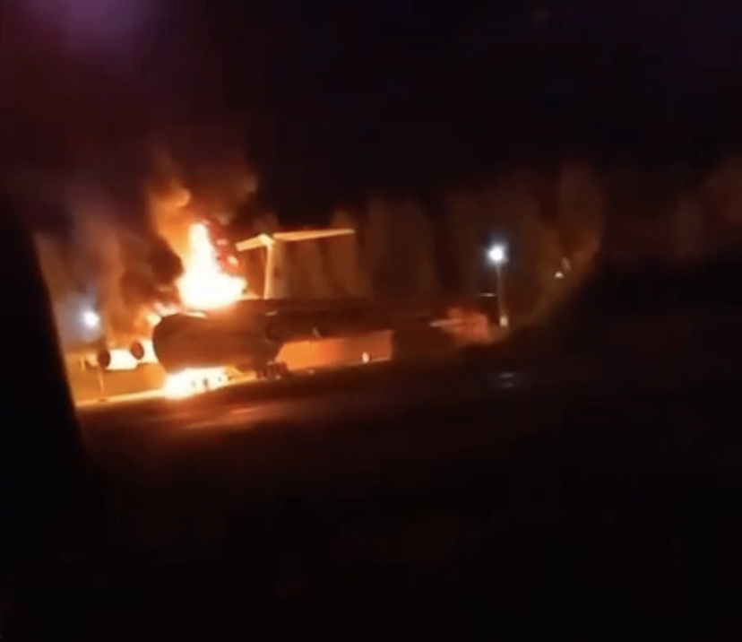 Горит самолет Ил-76 в Пскове