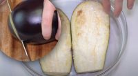Секрет досвідчених господинь: чому баклажани замочують у воді перед приготуванням