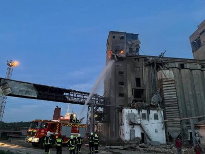 1690961677-1562.jpeg 1690961677-1562.jpeg