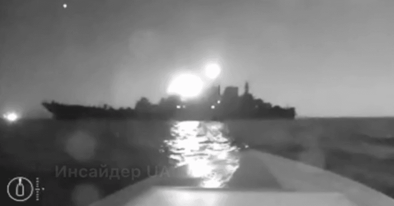 Дрон подбил лучший десантный корабль Северного флота РФ: в Сети появились кадры атаки