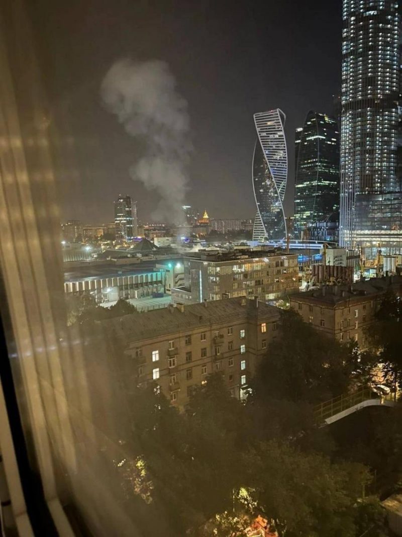 "Только что бомбануло": ночью дрон атаковал Москву, поврежден Экспоцентр