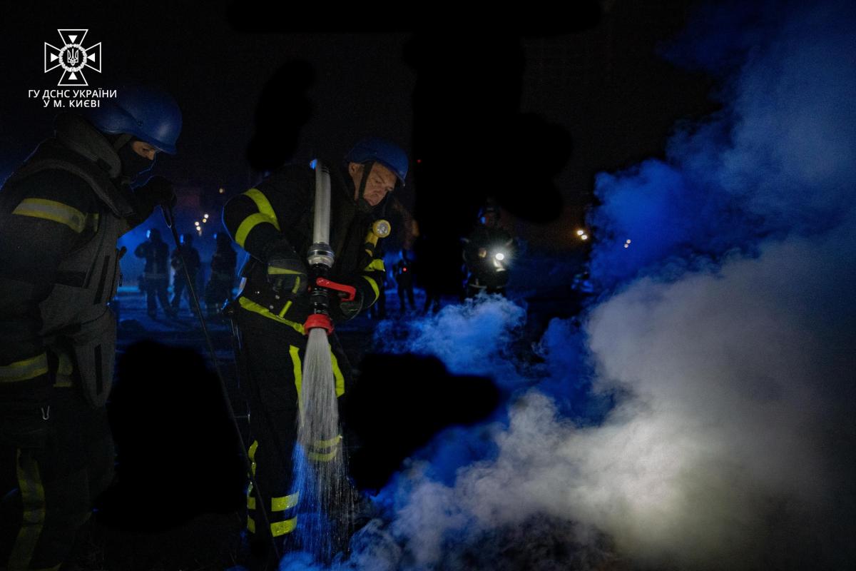 У ДСНС показали, як ліквідовували наслідки атаки РФ дронами по Києву 10 вересня