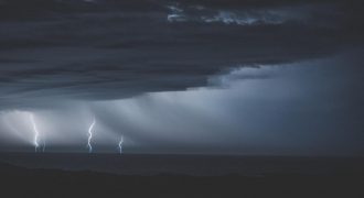 Врывается серьезная непогода: многие регионы будут под грозовыми дождями